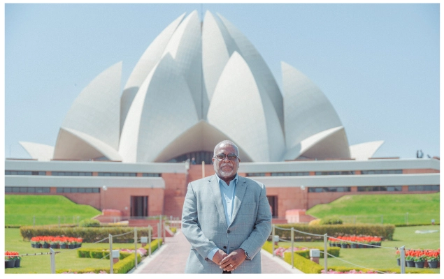 Prime Minister of Guyana Visits Bahai House of Worship in New Delhi